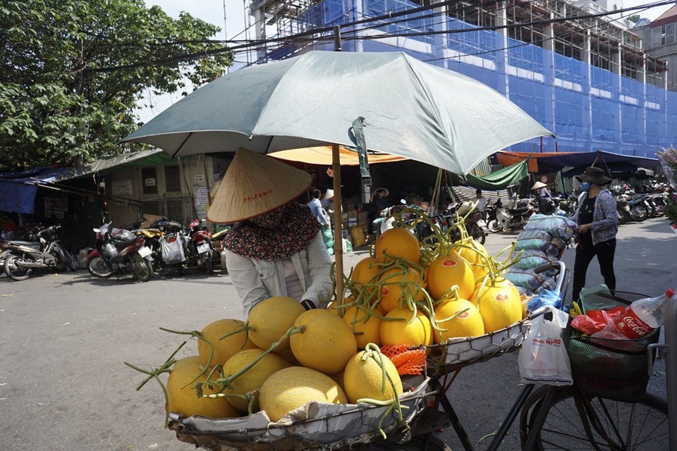 Người Hà Nội đối mặt với đợt nắng nóng kéo dài - 12 Người bán hoa quả trang bị khăn áo đầy đủ và cắm chiếc ô trên xe để tránh hỏng hoa quả trong thời tiết khắc nghiệt.