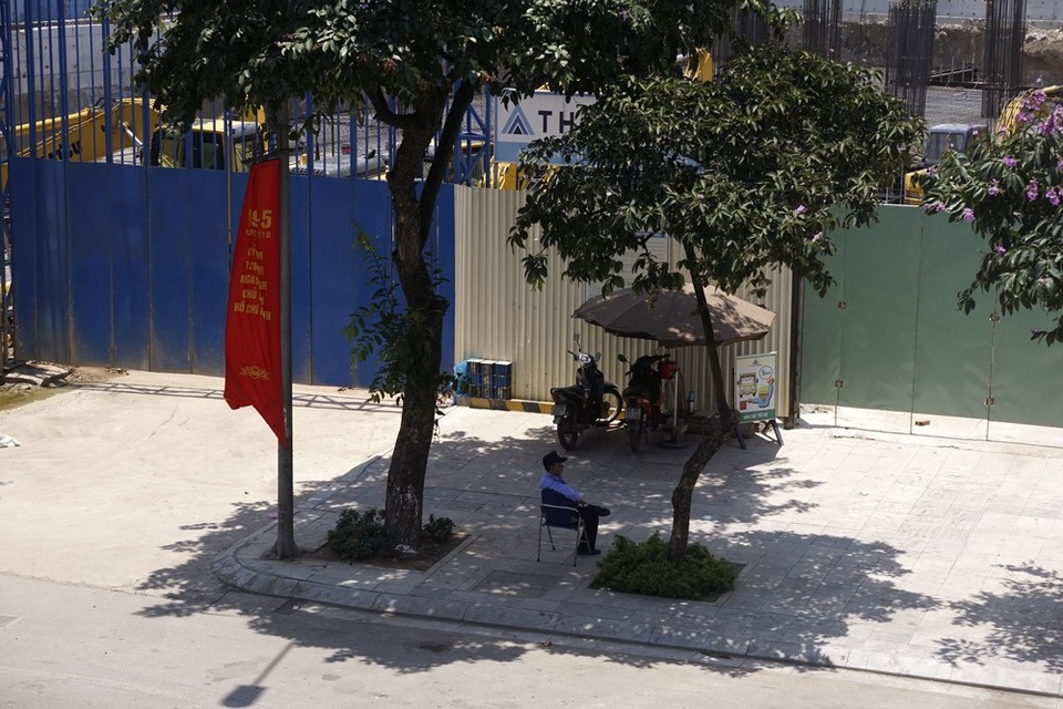 Người Hà Nội đối mặt với đợt nắng nóng kéo dài - 14 Bóng mát cây xanh nhỏ nhoi trên đường phố.