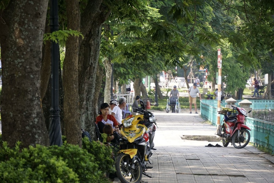Người Hà Nội đối mặt với đợt nắng nóng kéo dài - 15 Những hàng cây xanh công viên, bờ hồ đều được tận dụng để nghỉ ngơi tránh cái nóng như đổ lửa.