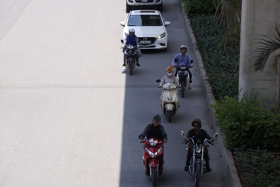 Người Hà Nội đối mặt với đợt nắng nóng kéo dài - 2
Để tránh nắng, người dân thường nương theo bóng râm từ tuyến đường sắt đô thị.