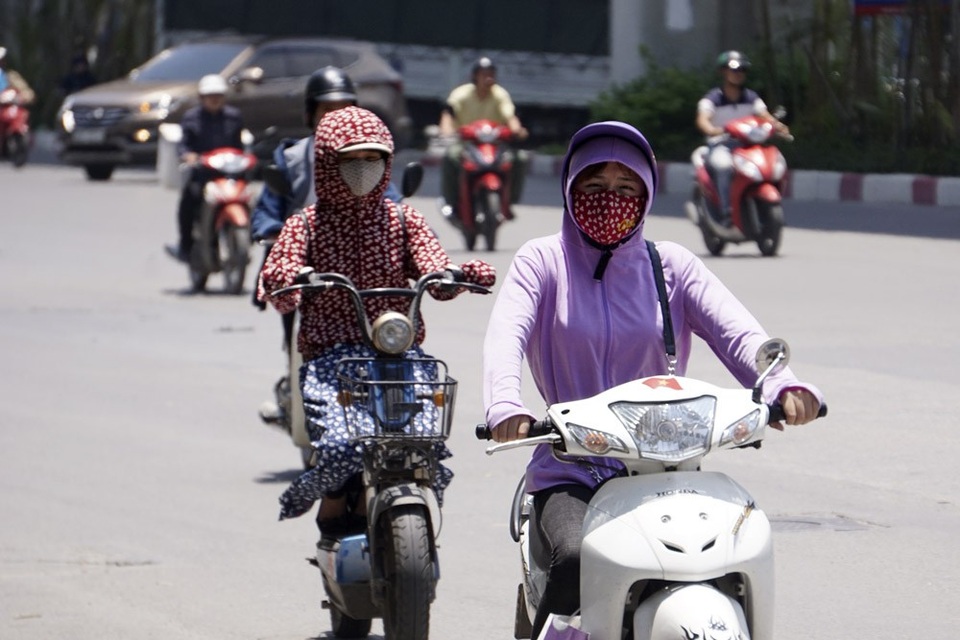 Người Hà Nội đối mặt với đợt nắng nóng kéo dài - 7 Trang phục thường thấy của giới nữ trong mùa hè.