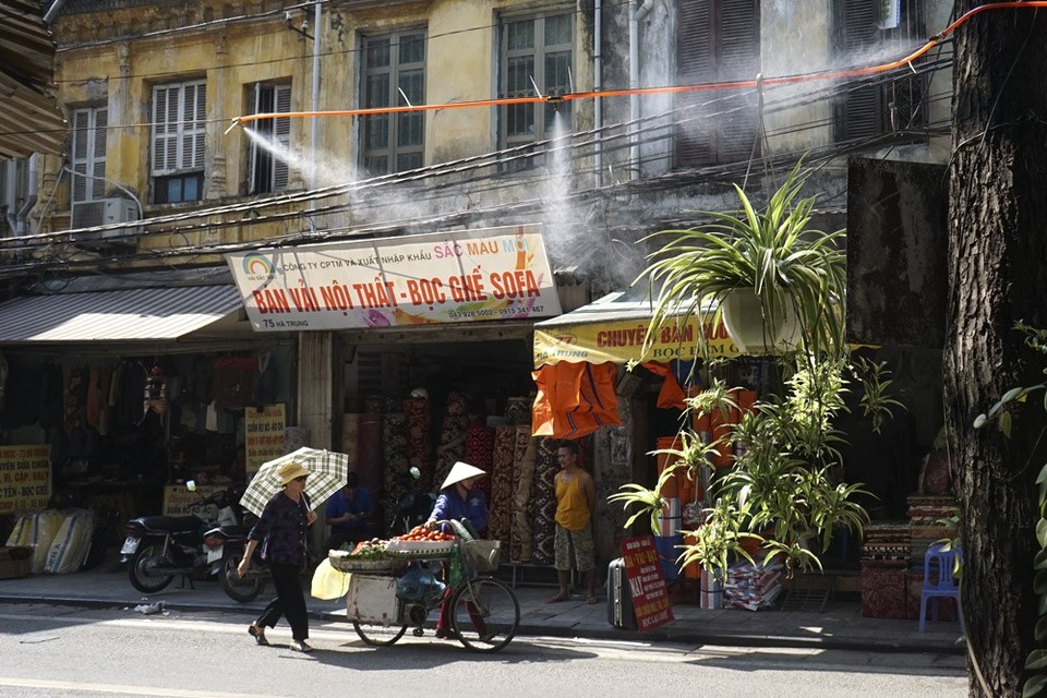 Người Hà Nội đối mặt với đợt nắng nóng kéo dài - 8
Vòi phun sương được sử dụng tại nhiều nơi nhằm làm dịu cái nóng trên đường phố.