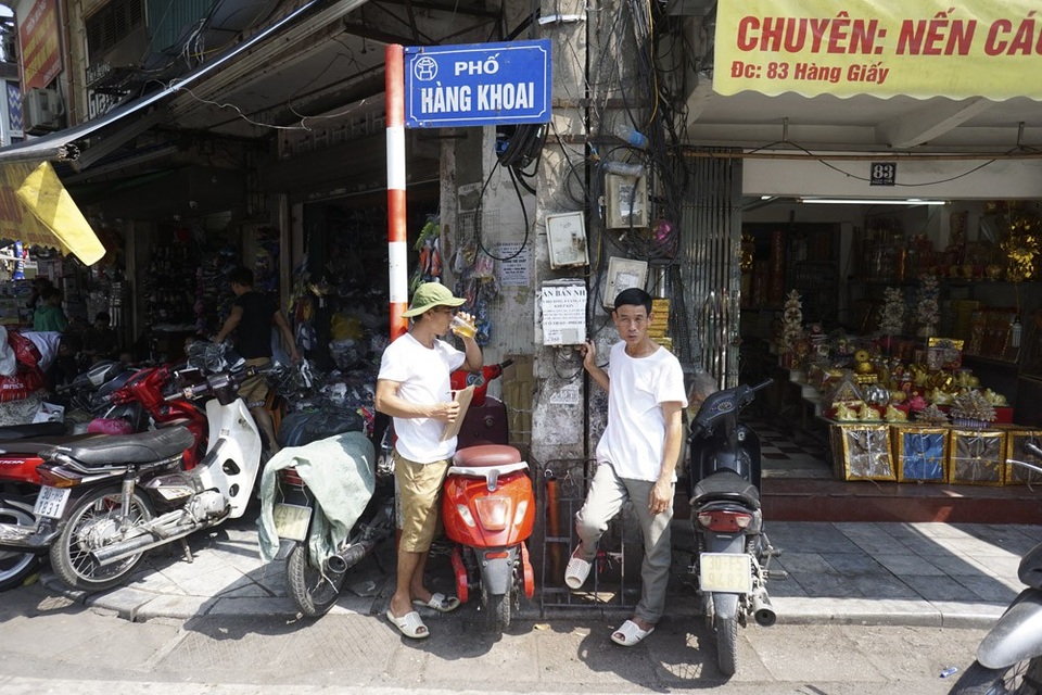 Người Hà Nội đối mặt với đợt nắng nóng kéo dài - 9 Những người lao động đang trú tạm dưới bóng râm để uống nước giải nhiệt.