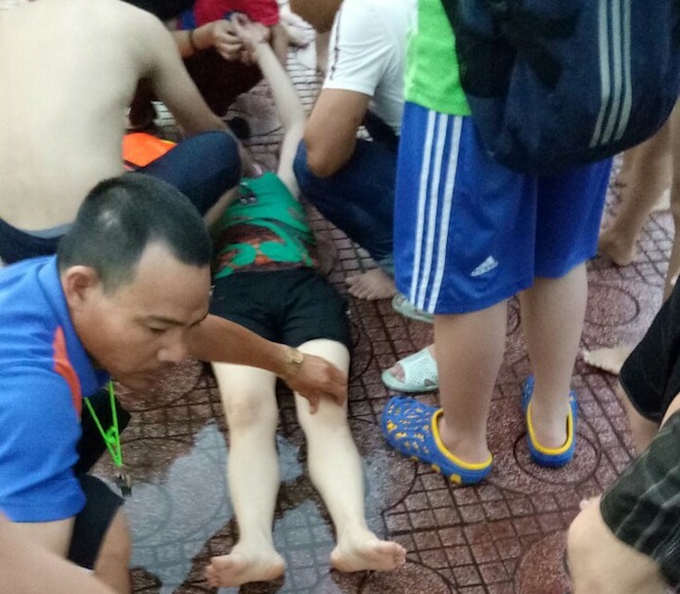 Công an điều tra vụ nhiều người bị điện giật ở bể bơi - 1 Chị Thu bị điện giật khi tắm tại bể bơi Quân khu 4.