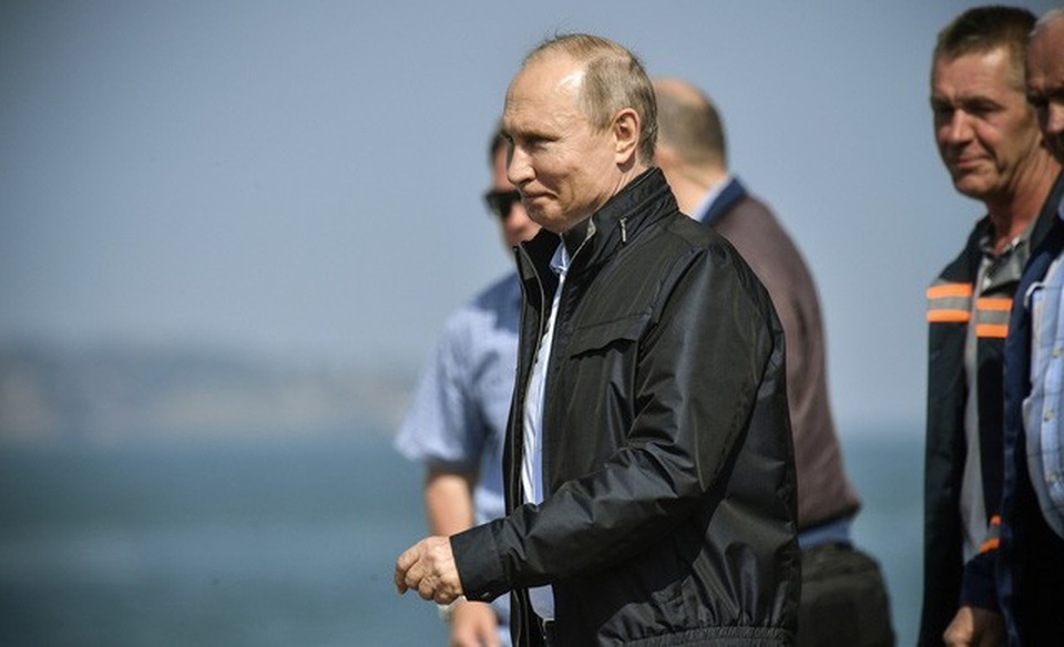 Tổng thống Putin lái xe tải thông cầu nối đất liền Nga với Crimea - 1
Tổng thống Vladimir Putin hôm nay 15/5 đã tham gia lễ khánh thành cây cầu nối đất liền Nga với bán đảo Crimea. Ông Putin đã mặc quần jean và áo khoác gió, thay vì đồ công sở như thường thấy, khi tới dự sự kiện.