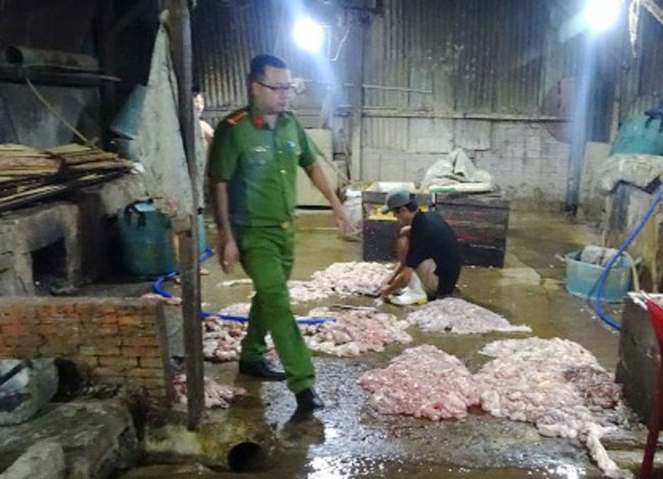 Kinh hãi nội tạng bò ngâm hóa chất trước khi mang bán - 1 Nội tạng bò để ngay dưới nền xi măng rất mất vệ sinh. Ảnh: CAĐN