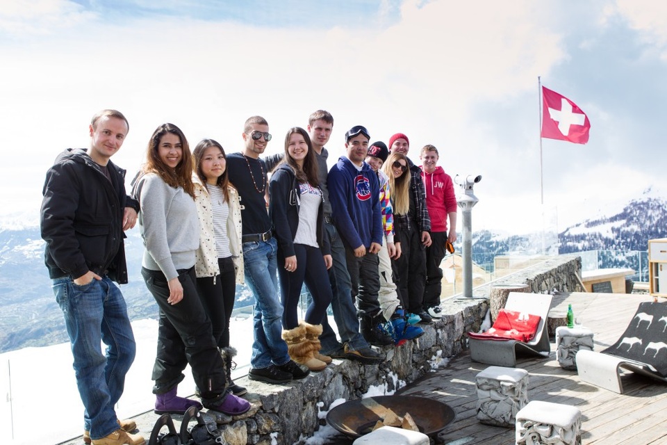 
Các du học sinh tại Thụy Sỹ tham gia hoạt động trượt tuyết
