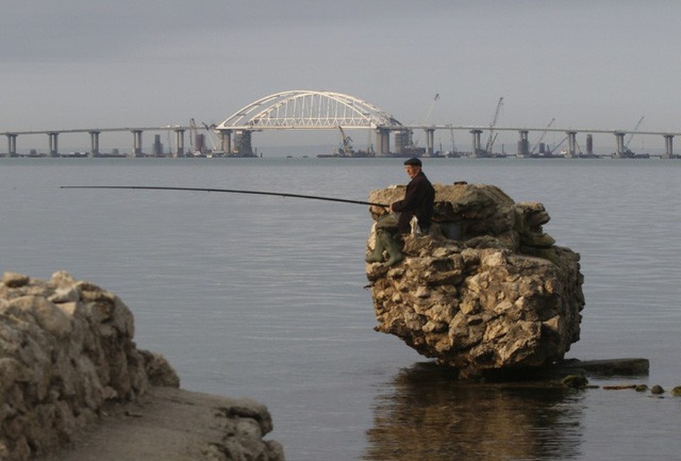 Tổng thống Putin lái xe tải thông cầu nối đất liền Nga với Crimea - 11 Cây cầu được thiết kế nhằm mục đích kết nối hệ thống giao thông của Crimea với phần đất liền Nga, từ đó giúp Crimea sớm hội nhập với Nga. Cây cầu dài 19km còn là công trình mang tính biểu tượng, sau khi Nga sáp nhập Crimea vào lãnh thổ từ năm 2014.