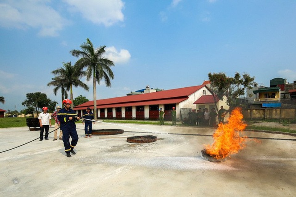 Môtô phân khối lớn cứu hỏa chuyên dụng mới có ở Việt Nam - 12
Một bài tập dập đám lửa bằng thiết bị cứu hỏa trên môtô phân khối lớn.