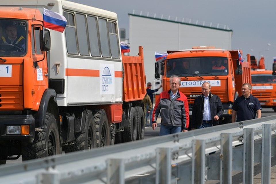 Tổng thống Putin lái xe tải thông cầu nối đất liền Nga với Crimea - 3 Hàng loạt xe tải, cần cẩu và các phương tiện hạng nặng khác đã chở theo các công nhân xây dựng dự lễ khánh thành cây cầu nối đất liền Nga với Crimea - một trong những dự án xây dựng hoành tráng nhất của Nga trong những năm gần đây.