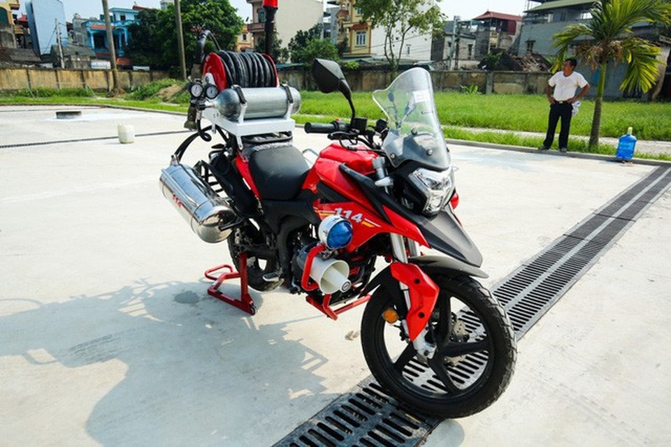 Môtô phân khối lớn cứu hỏa chuyên dụng mới có ở Việt Nam - 3
Môtô có động cơ 250 phân khối, tốc độ tối đa 120 km/h, thông số tiêu thụ nhiên liệu là 3,4 lít/100km.