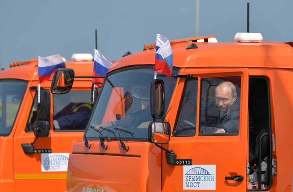 Tổng thống Putin lái xe tải thông cầu nối đất liền Nga với Crimea - 4
Xe do Tổng thống Putin cầm lái đã dẫn đầu đoàn xe di chuyển trên cây cầu 4 làn bắc qua eo biển Kerch.