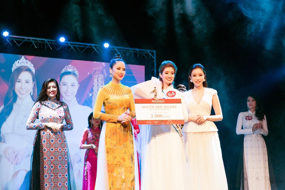 Đêm chung kết Mrs Áo dài 2018 vừa diễn ra ngày 13 tháng 5 vừa qua tại thủ đô Paris- Pháp, Hoa hậu Lam Cúc cùng Á hậu Đặng Thùy Giang trao giải người đẹp Áo dài trên sân khấu chung kết.