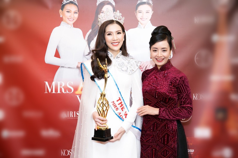 Chiến thắng thuyết phục thuộc về người đẹp Phí Thị Thùy Linh đến từ Hà Nội. Cô chụp hình lưu niệm cùng NSƯT Chiều Xuân.