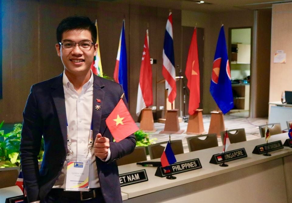 14h ngày 21/5: Tư vấn “Top ngành nghề thời 4.0 nhiều việc làm” - 5
Anh Phan Văn Quyền - sinh viên FPT Arena Multimedia - Quán quân Cuộc thi “Nhà làm phim trẻ các nước ASEAN 2016” sẽ chia sẻ về bí quyết xác định đam mê và tự tin chinh phục ước mơ của mình.