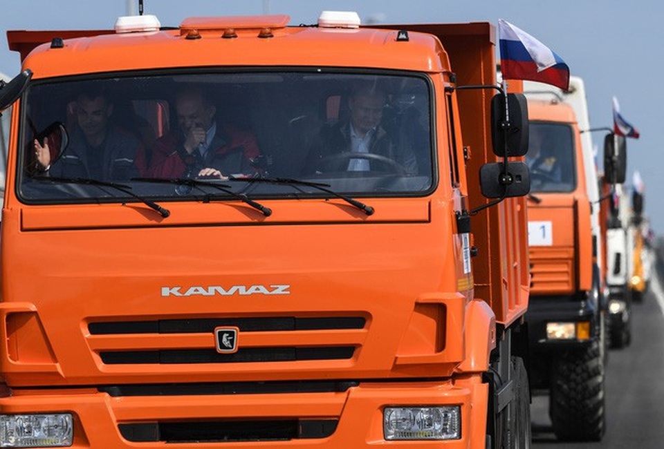 Tổng thống Putin lái xe tải thông cầu nối đất liền Nga với Crimea - 6 Tổng thống Putin cho biết ông tin rằng người dân Nga sẽ yêu thích cây cầu nối với bán đảo Crimea. Một số người Nga thậm chí còn gọi đây là “Cầu Putin”.
