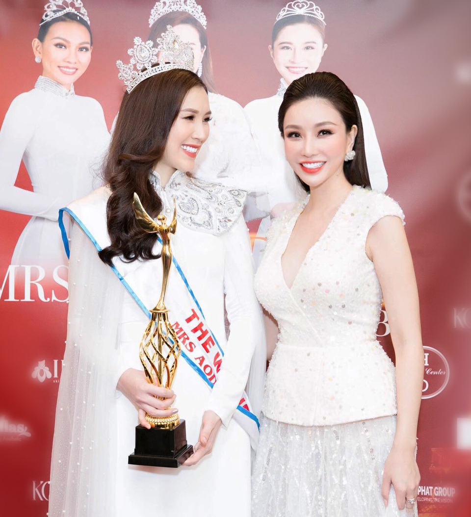 Hoa hậu Lam Cúc đọ sắc bên cạnh tân Hoa hậu Áo dài 2018 Phí Thị Thùy Linh. Mrs Áo dài là cuộc thi được tổ chức thường niên nhằm tôn vinh tà áo dài và nhan sắc phụ nữ Việt Nam. Đây là lần thứ 2, Hoa hậu Lam Cúc nhận lời trở thành khách mời danh dự tại cuộc thi uy tín này.