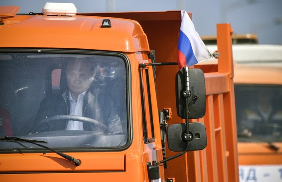 Tổng thống Putin lái xe tải thông cầu nối đất liền Nga với Crimea - 7 Điện Kremlin không công bố nhiều thông tin về lễ khánh thành cầu nối Crimea và chỉ cho biết các công nhân xây dựng đã hoàn thành công trình quy mô lớn này trong thời gian kỷ lục.