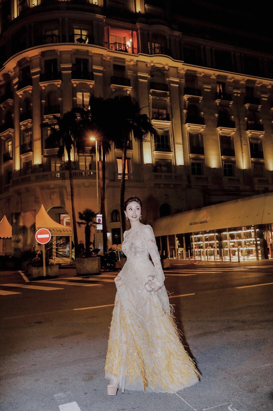 Tại Thanks Party sau sự kiện, Hoa hậu Lam Cúc diện đầm thướt tha tone vàng nude. Cô sải bước tự tin và khoe thần thái quyến rũ. Luôn gây bất ngờ mỗi lần xuất hiện, Hoa hậu Lam Cúc tiếp tục chứng tỏ khả năng biến hóa tài tình trong một thiết kế khác của Lê Thanh Hòa.