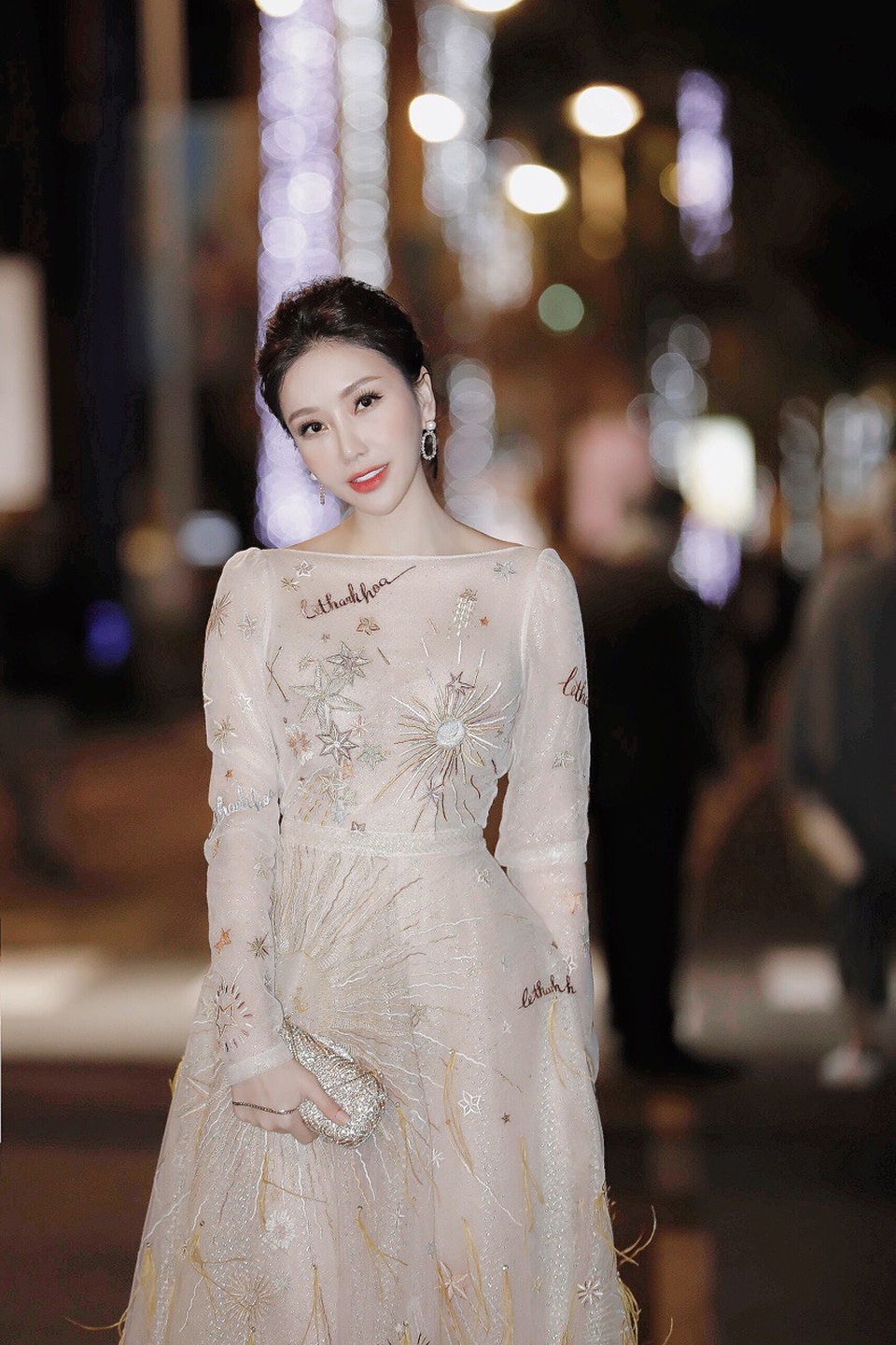 Tại Cannes- thành phố lớn ven biển nước Pháp- nơi diễn ra liên hoan phim danh giá nhất hành tinh, Lam Cúc diện thiết kế được thêu tay và đính kết lông vũ cầu kì, kết hợp với clutch ánh kim, cô xinh đẹp như một “nàng công chúa” giữa kinh đô Cannes hoa lệ.