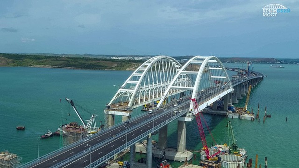 Tổng thống Putin lái xe tải thông cầu nối đất liền Nga với Crimea - 9 Lễ khánh thành diễn ra một ngày trước khi một số loại phương tiện được phép đi qua cầu. Trong vài tháng đầu, xe tải tạm thời chưa được phép lưu thông do cần có thêm thời gian để kiểm tra mức độ an toàn và chất lượng công trình.