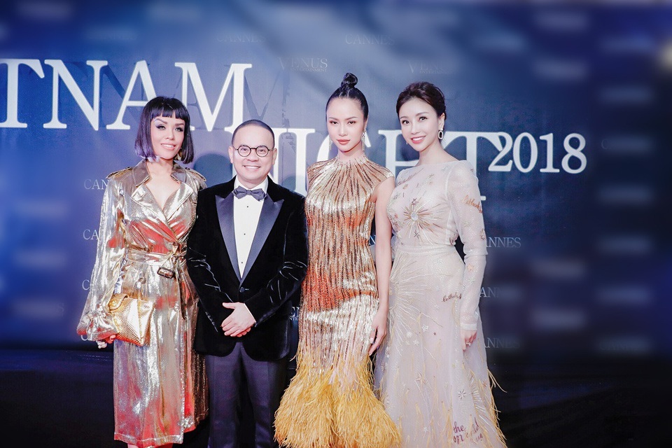 Hoa hậu Lam Cúc xinh đẹp chụp hình lưu niệm cùng khách mời nổi tiếng: Doanh nhân Thu Thủy, Doanh nhân Dương Quốc Nam, Vũ Ngọc Anh (Từ trái qua).