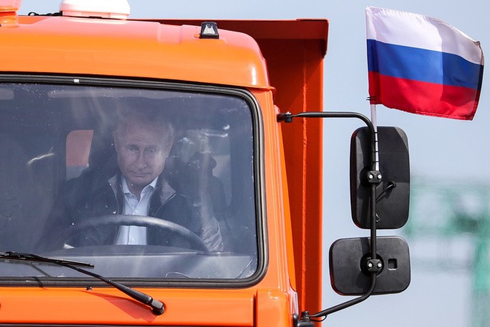 Điện Kremlin lên tiếng về nghi vấn bằng lái xe của Tổng thống Putin - 1 Tổng thống Putin lái xe chạy qua cầu nối đất liền Nga với Crimea (Ảnh: TASS)