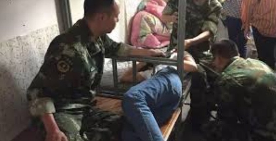 Thiếu nữ bị mắc kẹt trong thành giường vì học theo trào lưu “gây sốt” trên mạng xã hội