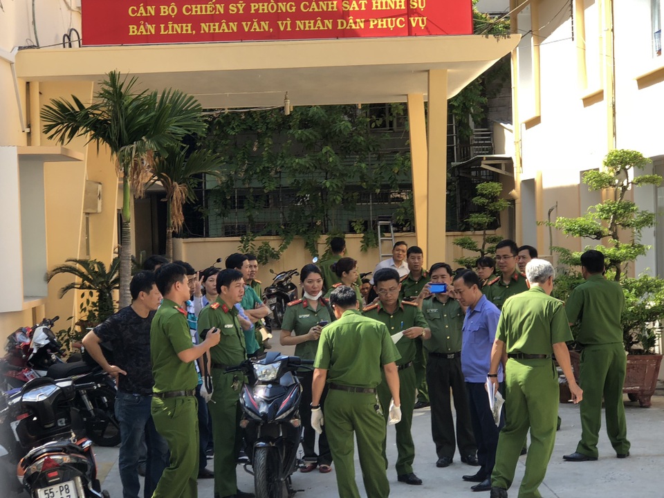 Tướng Phan Anh Minh nói về mô hình hiệp sĩ đường phố và trách nhiệm của công an - 3 Công an khám nghiệm chiếc xe máy mà các đối tượng sử dụng khi gây án