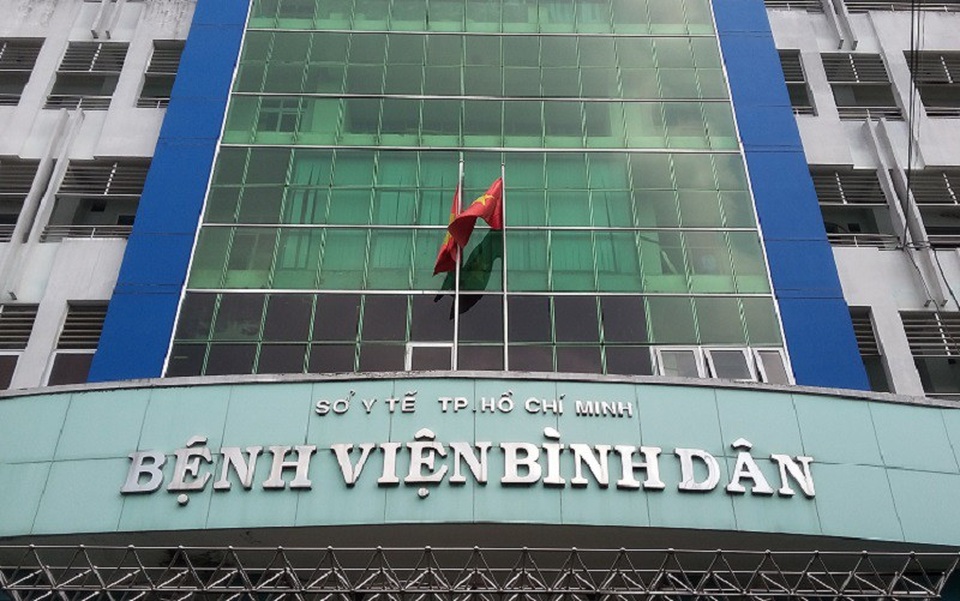 Vụ tử vong sau mổ ngoài: Bác sĩ mổ không được hành nghề 6 tháng - 1 BS Phan Văn Sử đã thừa nhận hành nghề tại bệnh viện khác nhưng chưa xin phép Bệnh viện Bình Dân