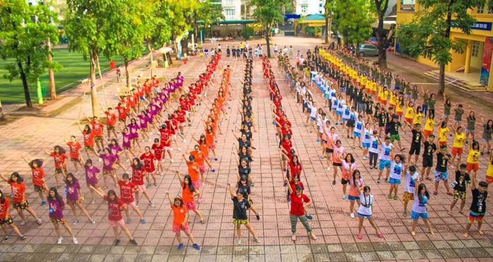 Teen cuối cấp Yên Hòa “phấn khích” trong trận chiến bóng nước - 1
Màn flashmob mở đầu ngày hội bóng nước (Ảnh: BTC)