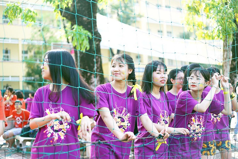 Teen cuối cấp Yên Hòa “phấn khích” trong trận chiến bóng nước - 9
Những cổ động viên “tiếp lửa” cho các cầu thủ bóng nước trên sân.