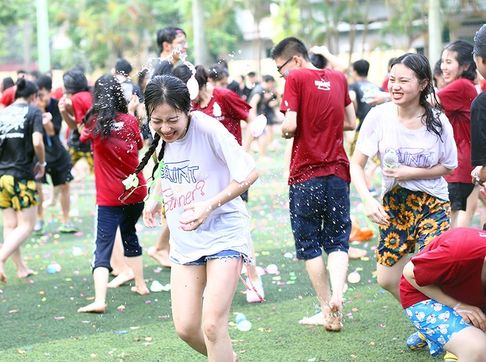 Teen cuối cấp Yên Hòa “phấn khích” trong trận chiến bóng nước - 3
Những cô gái dịu dàng, thùy mị cũng hết mình trong từng đường bóng