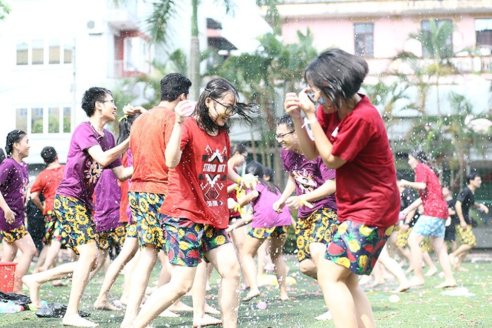 Teen cuối cấp Yên Hòa “phấn khích” trong trận chiến bóng nước - 5
...quan trọng là teen cuối cấp THPT Yên Hòa đã có một buổi đầy năng lượng và cháy hết mình cùng nhau trong những năm tháng cuối cùng của tuổi học trò!