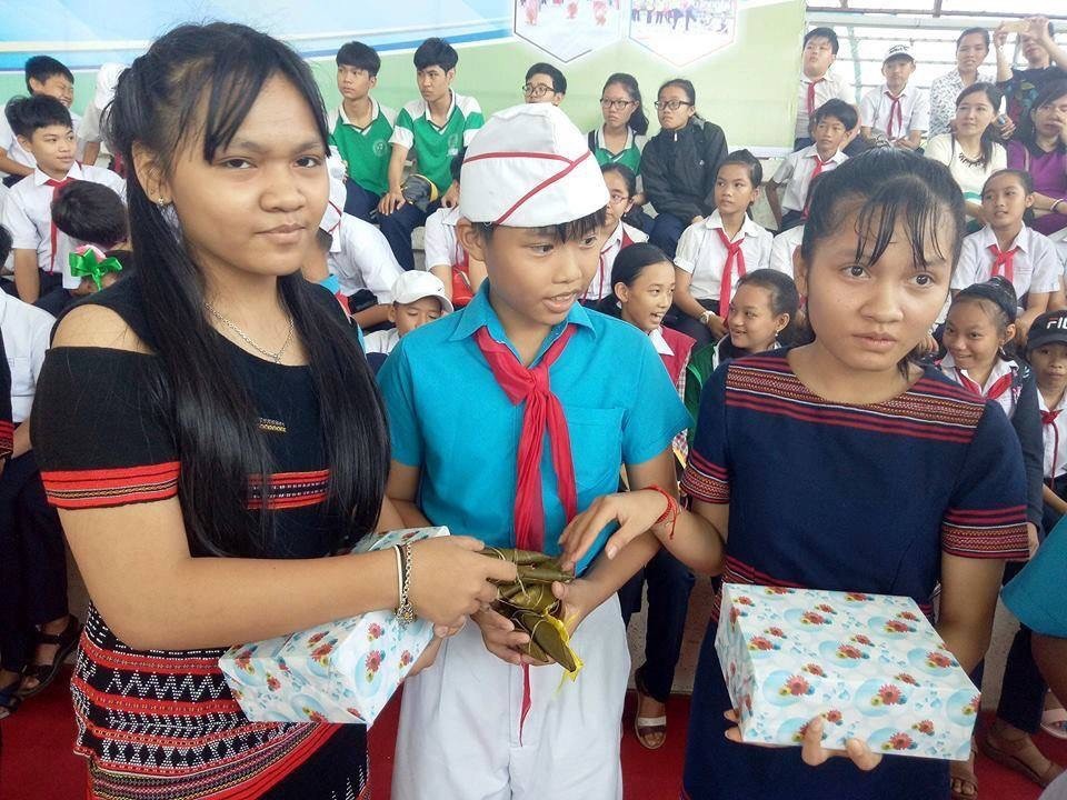 Kỳ nghỉ hè rộn ràng của học trò Đà Nẵng - 2 Các em học sinh ở ở các quận trung tâm và các xã vùng cao, vùng sâu ở Đà Nẵng tặng quà nhau hưởng ứng Ngày yêu thương hè 2018
