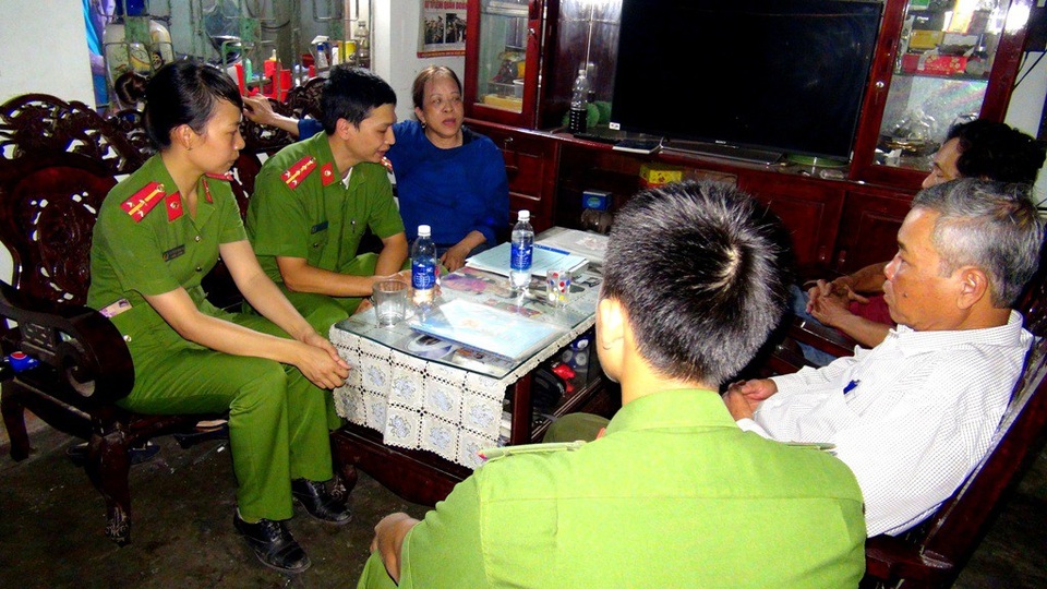 Khởi tố phụ nữ cầm đầu đường dây buôn bán động vật hoang dã - 1 Lực lượng chức năng làm việc với bà Thuận