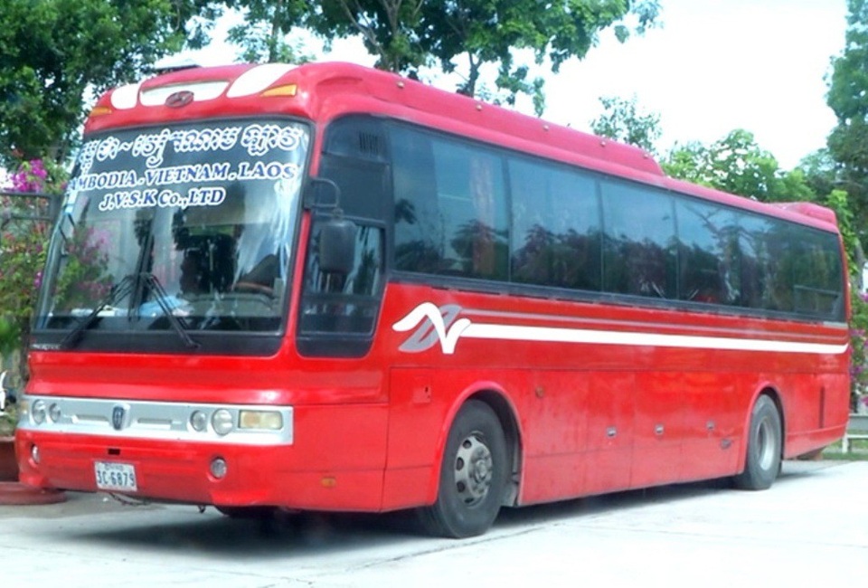 Bắt xe ôtô mang biển kiểm soát Campuchia vận chuyển hơn 3 tấn gỗ trắc - 1 Qua kiểm tra, lực lượng chức năng tỉnh An Giang phát hiện chiếc xe này chở trên 3 tấn gỗ trắc từ Campuchia sang biên giới Việt Nam