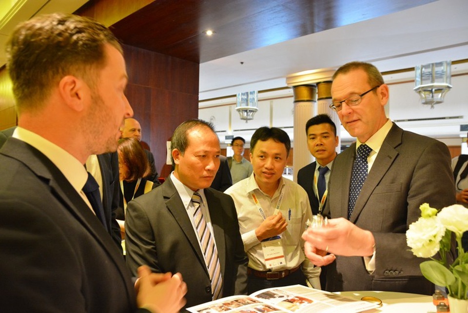 Việt Nam có nguồn năng lượng tái tạo khổng lồ nhưng vẫn phải nhập khẩu - 2
Ông Simon McDonald, Thứ trưởng Thường trực Bộ Ngoại giao Anh (bìa phải) trao đổi với ông Cao Quốc Hưng, Thứ trưởng Bộ Công Thương (thứ 3 từ phải qua) trong sự kiện