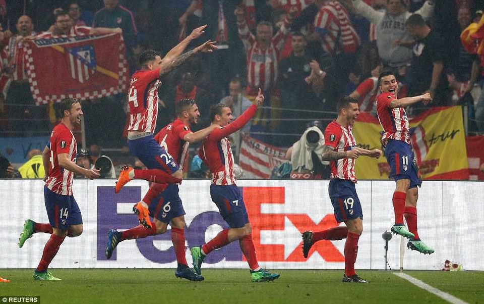 Những khoảnh khắc Griezmann đưa Atletico lên ngôi vô địch Europa League - 16
Đồng đội chia vui với Griezmann sau tình huống nâng tỷ số lên 2-0 cho phút 49