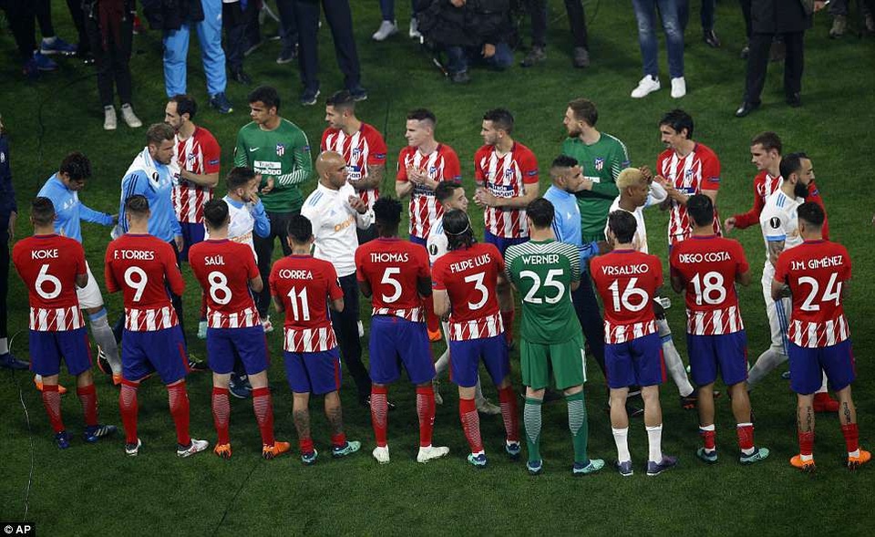 Những khoảnh khắc Griezmann đưa Atletico lên ngôi vô địch Europa League - 5
Cầu thủ Atletico thực hiện nghi thức xếp hàng vỗ tay Marseille giành ngôi á quân Europa League