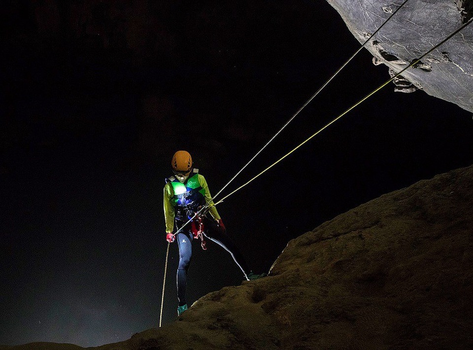 Ngỡ ngàng trước vẻ đẹp của hệ thống hang động hàng triệu năm tuổi - 5 Hang Tiên là hang khô lớn nhất hệ thống Tú Làn và có một hệ thống đu dây mạo hiểm “Flying Fox” sử dụng đai bảo hộ và dây cáp bằng thép ngay trong hang.