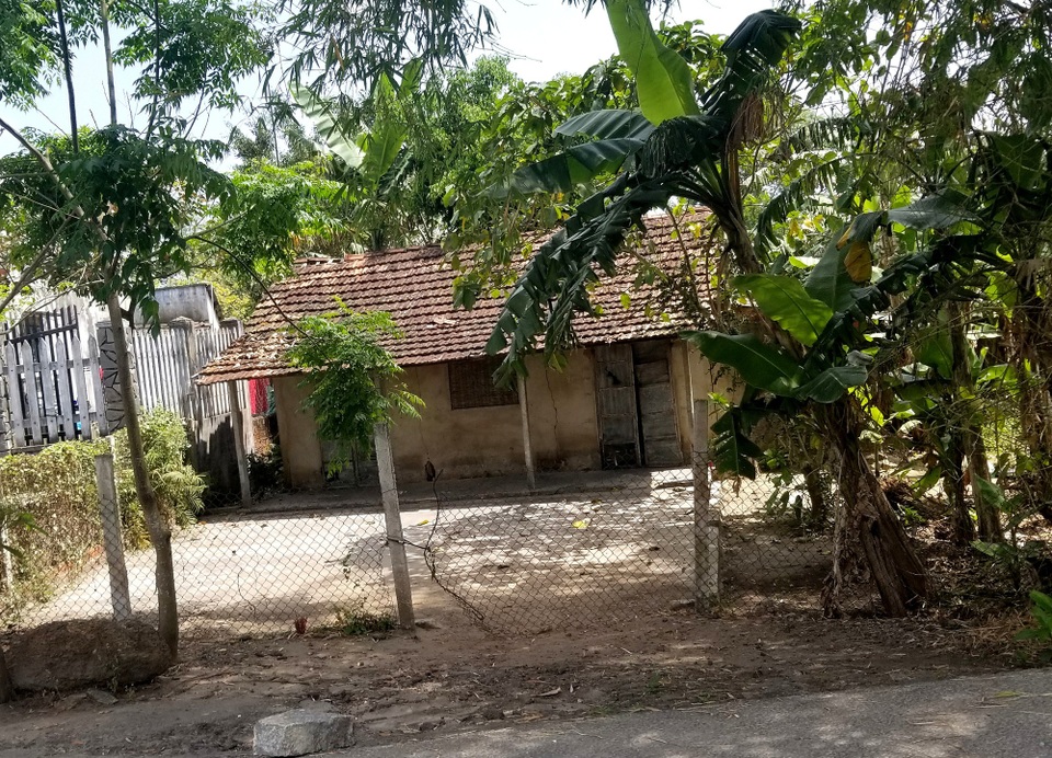 Đề phòng dịch vụ hớt tóc, gội đầu móc sạch tiền - 1 Quán hớt tóc Hoàng Anh đóng cửa sau khi bị công an khởi tố