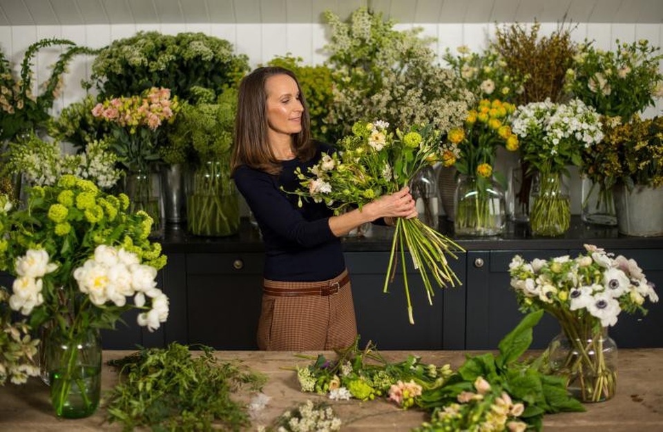 Hoàng gia Anh tất bật chuẩn bị cho đám cưới cổ tích - 5 Hoàng tử Harry và vợ sắp cưới Markle đã chọn Philippa Craddock, một chuyên gia về hoa từng cung cấp hoa cho các khách hàng nổi tiếng như nhà mốt Alexander McQueen hay tạp chí Vogue của Anh, để chuẩn bị phần hoa trang trí cho đám cưới. Craddock sẽ sử dụng các loại hoa xung quanh khu vực Windsor để trang trí cho nơi tổ chức đám cưới như hoa hồng, hoa mẫu đơn,…