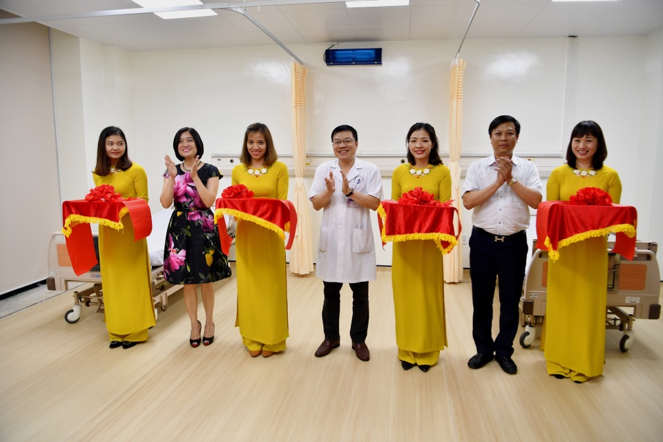 Khánh thành 02 phòng bệnh thuộc khoa Hồi sức tích cực - Chống độc - 1
Lãnh đạo Vietcombank và lãnh đạo Bệnh viện Hữu Nghị cắt băng khánh thành 02 phòng bệnh tại Khoa Hồi sức tích cực - Chống độc