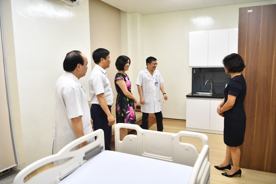 Khánh thành 02 phòng bệnh thuộc khoa Hồi sức tích cực - Chống độc - 2
Các đại biểu tham quan phòng bệnh