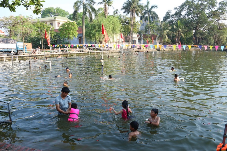 Trẻ thích thú với "bể bơi tự chế" từ ao làng ngoại thành Hà Nội - 1
Những ngày đầu hè nắng nóng, rất đông trẻ em ở xã Dương Liễu (Hoài Đức, Hà Nội) được bơi lội, tắm mát ở bể bơi tự chế của làng Thiên, vốn trước đây từng là một ao tù ô nhiễm.