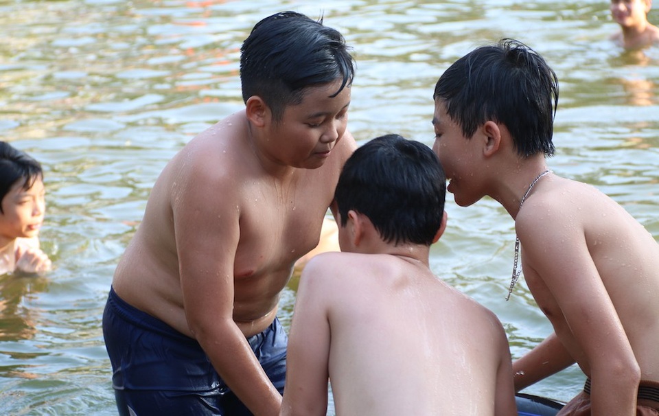 Trẻ thích thú với "bể bơi tự chế" từ ao làng ngoại thành Hà Nội - 8
Ao làng trở thành điểm vui chơi hấp dẫn, bổ ích cho trẻ em địa phương.