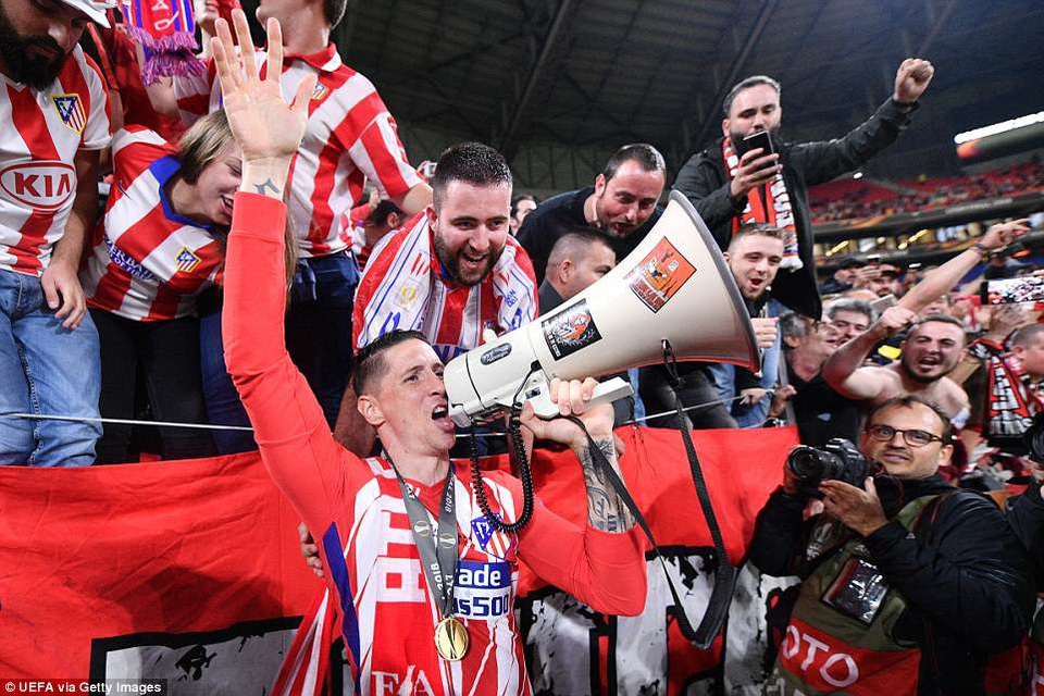 
Fernando Torres được HLV Simeone tri ân khi được tung vào sân ở phút 90
