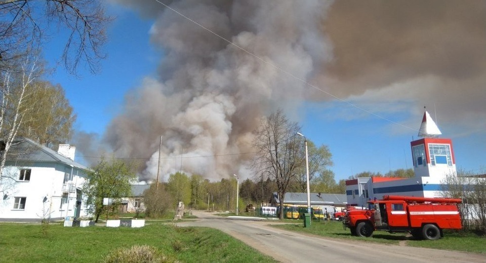 Nổ ở căn cứ quân sự cũ của Nga, hơn 2.000 người sơ tán - 1
Khói bốc lên từ hiện trường vụ cháy. (Ảnh: EMERCOM)