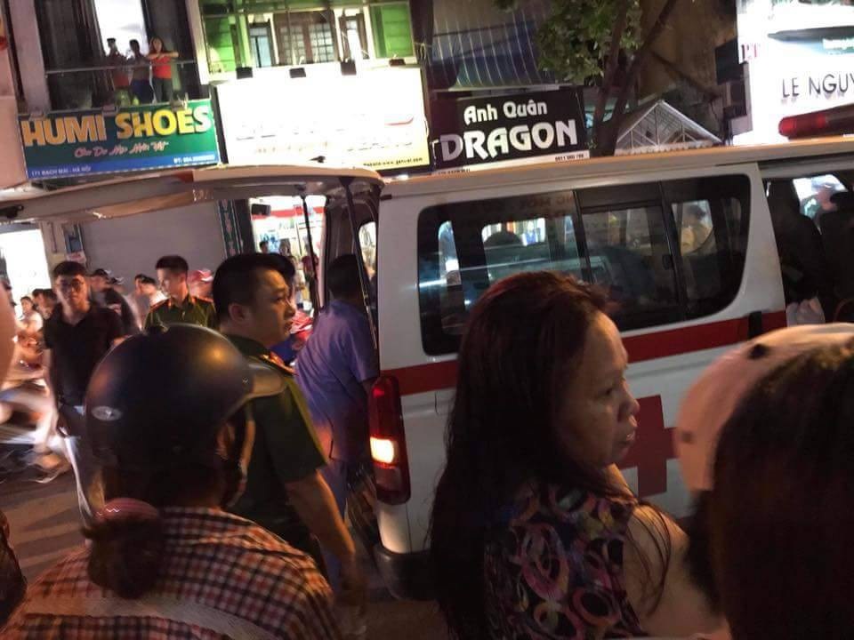 Hà Nội: Gã đàn ông dùng kéo đâm vợ cũ trọng thương - 2
Người phụ nữ ngay sau đó được đưa đi cấp cứu.